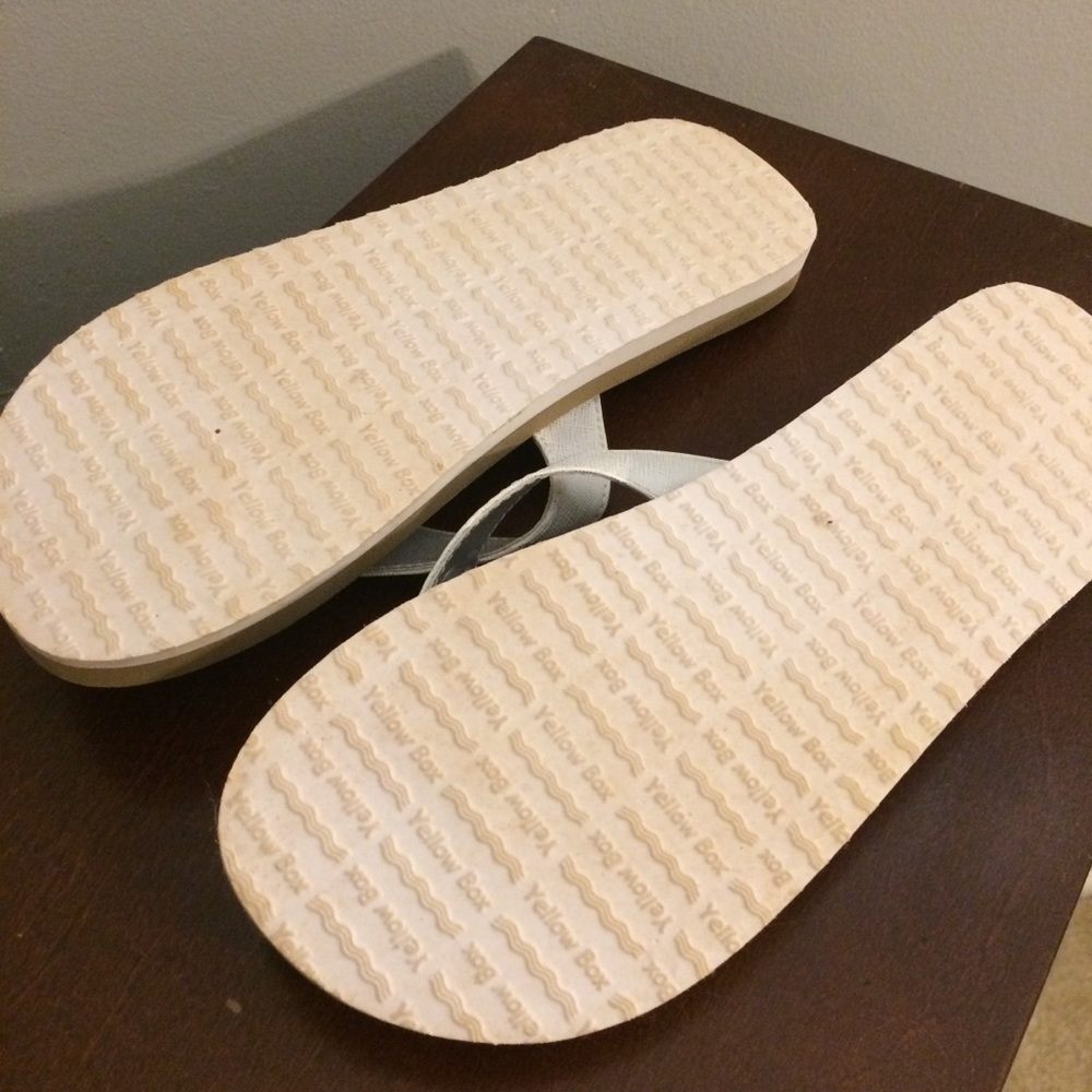 White and gold Yellow Box flip flops - Picture 3 of 4